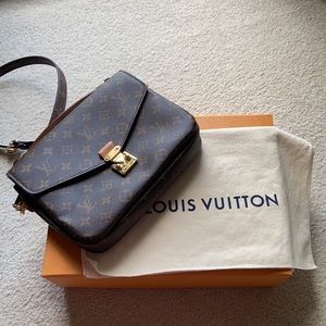 100% Authentic Louis Vuitton Pochette Métis handbag in excellent condition!